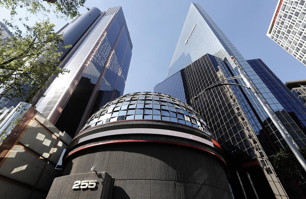 Bolsa mexicana cae 1,41 %, contrario a índices de EE.UU. y pierde piso de 65.000 unidades