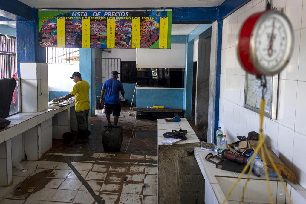 Pescadores y comerciantes, en la lucha por su sustento diario tras los sismos en Venezuela