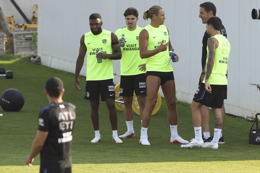 El Atlético viaja a Marsella sin Julián Alvarez, Baena y Llorente