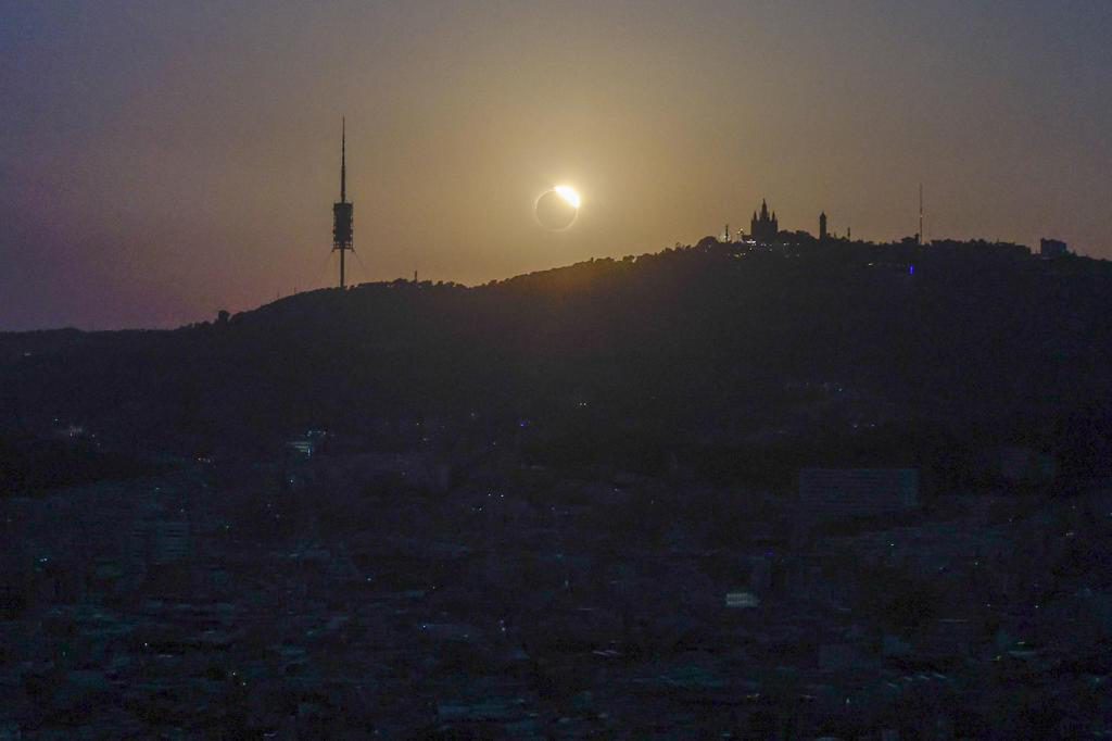 Barcelona vive el eclipse en los miradores y entre el silencio y los aplausos