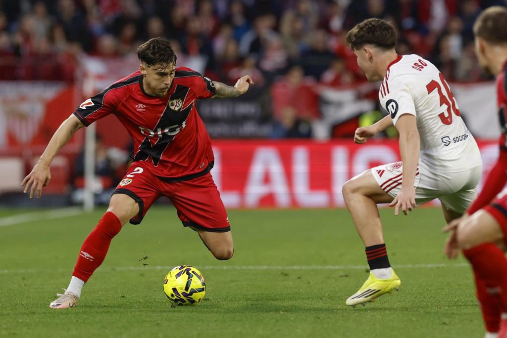 Sevilla y Rayo inician la Liga envueltos en ruido exterior