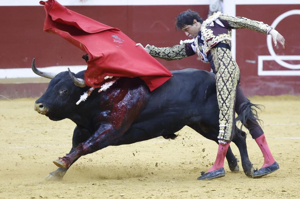 Castella, Talavante y Roca dilatan la intrascendencia en la última de feria