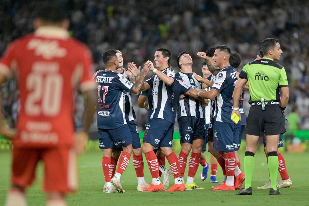 El uruguayo Rossi impulsa goleada de Monterrey a Juárez y su ascenso al liderato