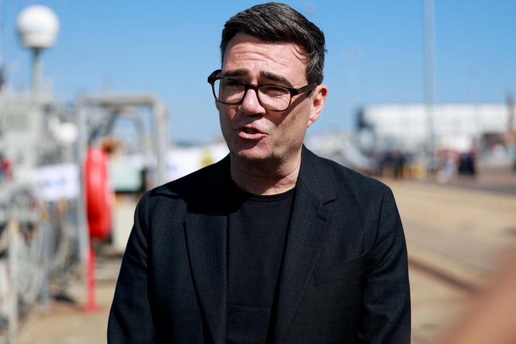 Burnham intercambió mensajes con alguien que se hizo pasar por jefa de gabinete de Trump