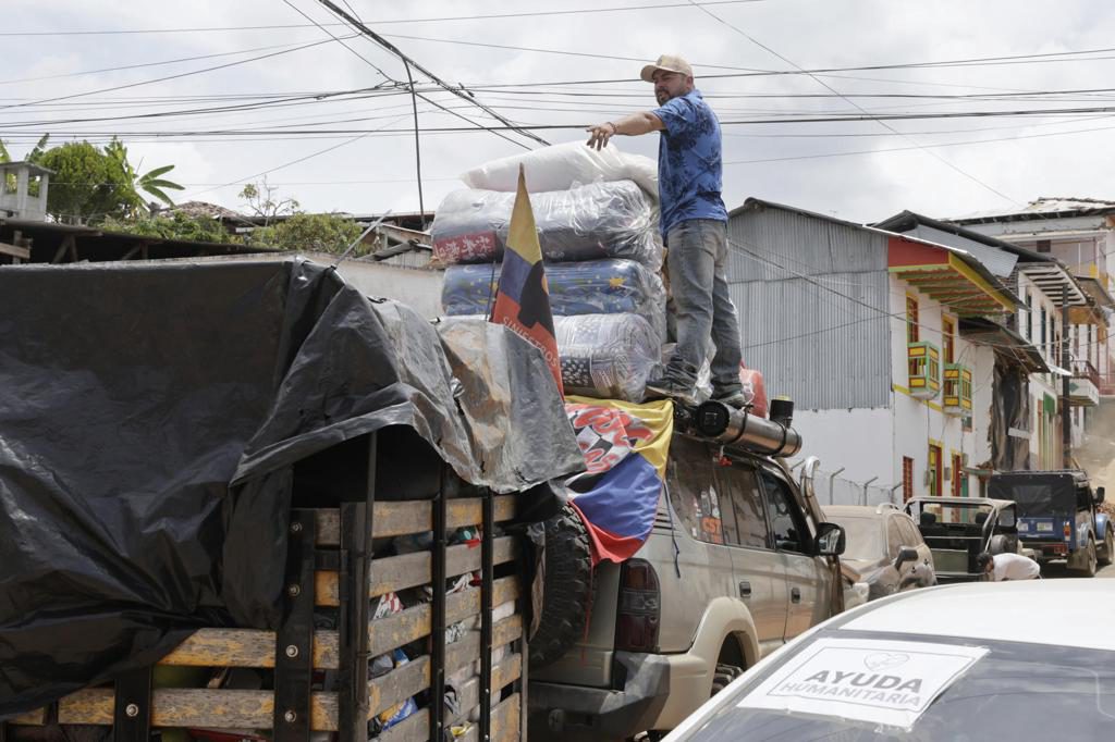 Los vehículos de ‘Ayuda humanitaria’ se toman las carreteras de Colombia ante la tragedia