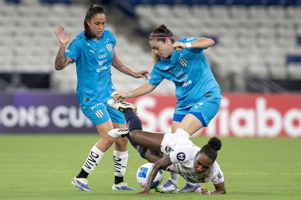La colombiana Restrepo marca un gol olímpico en la victoria de Monterrey sobre Santos