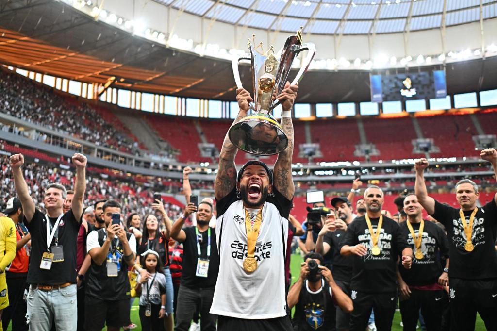 El Corinthians da marcha atrás y renueva a Memphis Depay