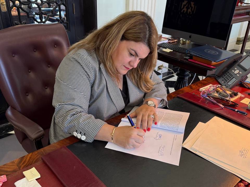 Gobernadora firma Ley que facilita los seguros para mascotas