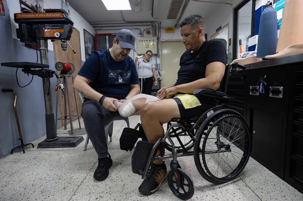 Volver a caminar, la meta de un amputado que dejó el terremoto en Venezuela