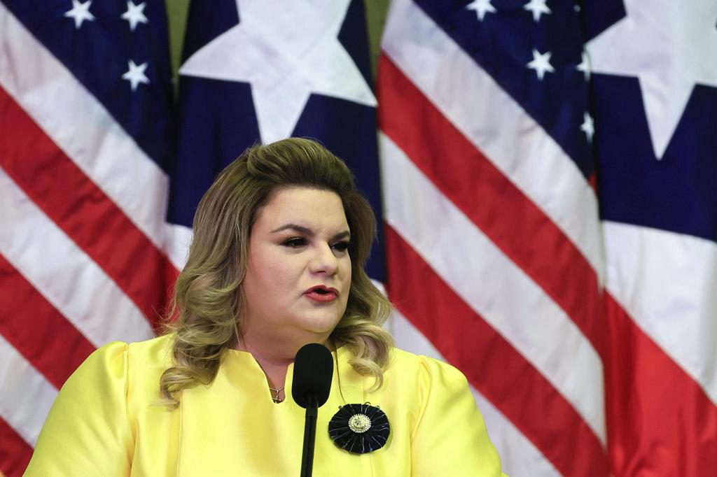 Gobernadora firma ley que establece en la isla la venta de seguros para mascotas