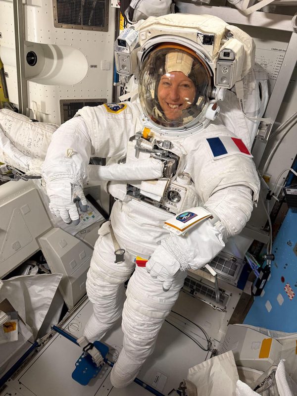 La astronauta francesa Sophie Adenot concluye con éxito su primera caminata espacial