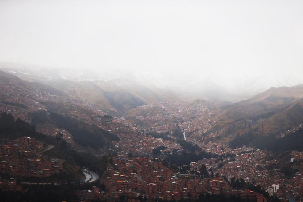 Nevadas obligan a restringir y suspender viajes por tierra en cuatro regiones de Bolivia
