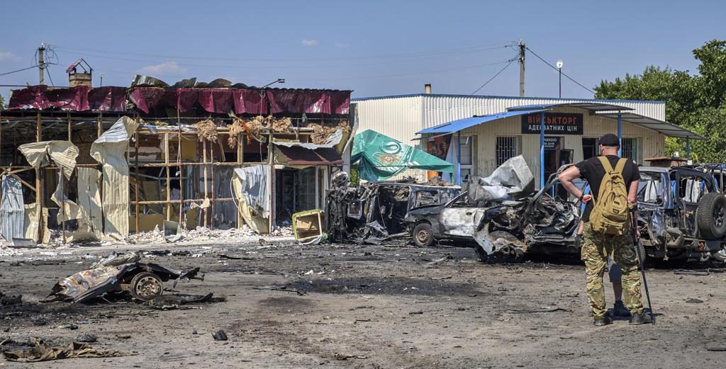 Cuatro muertos y cuatro heridos al impactar un dron ruso contra un minibús en Jersón