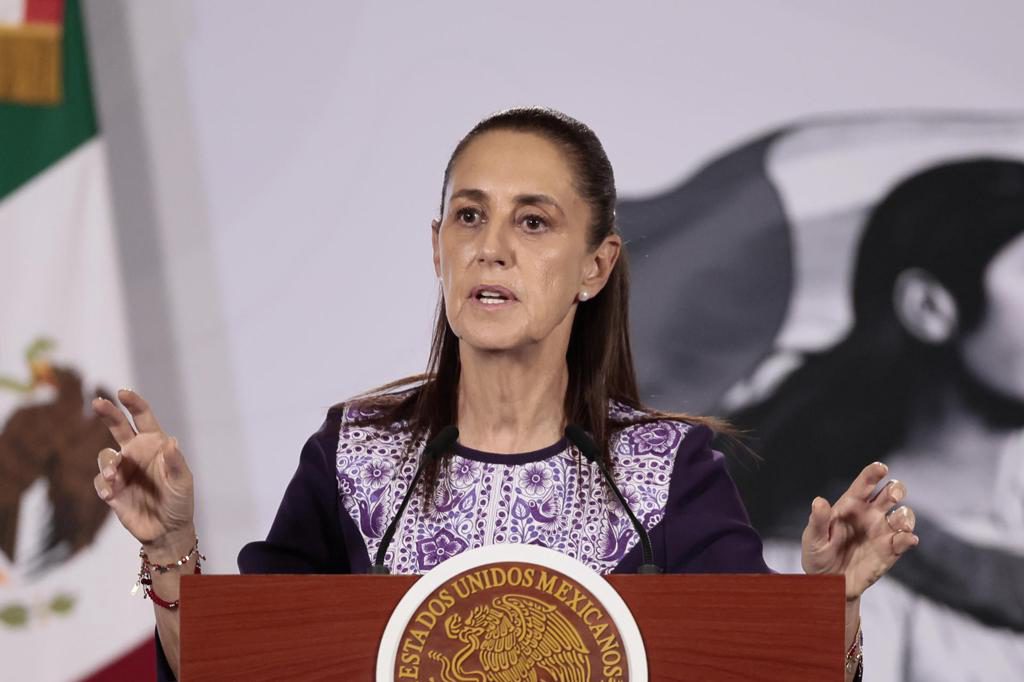 Sheinbaum acusa a diario de exasesor de Milei de impulsar noticias falsas en Latinoamérica