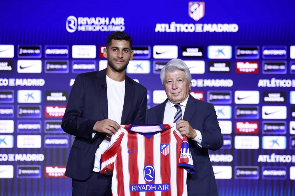 El Atlético presenta a Romero “como uno de los mejores centrales del panorama» actual