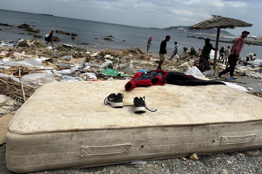 500 migrantes magrebíes vuelven a la playa de Ceuta tras ser trasladados a otras zonas