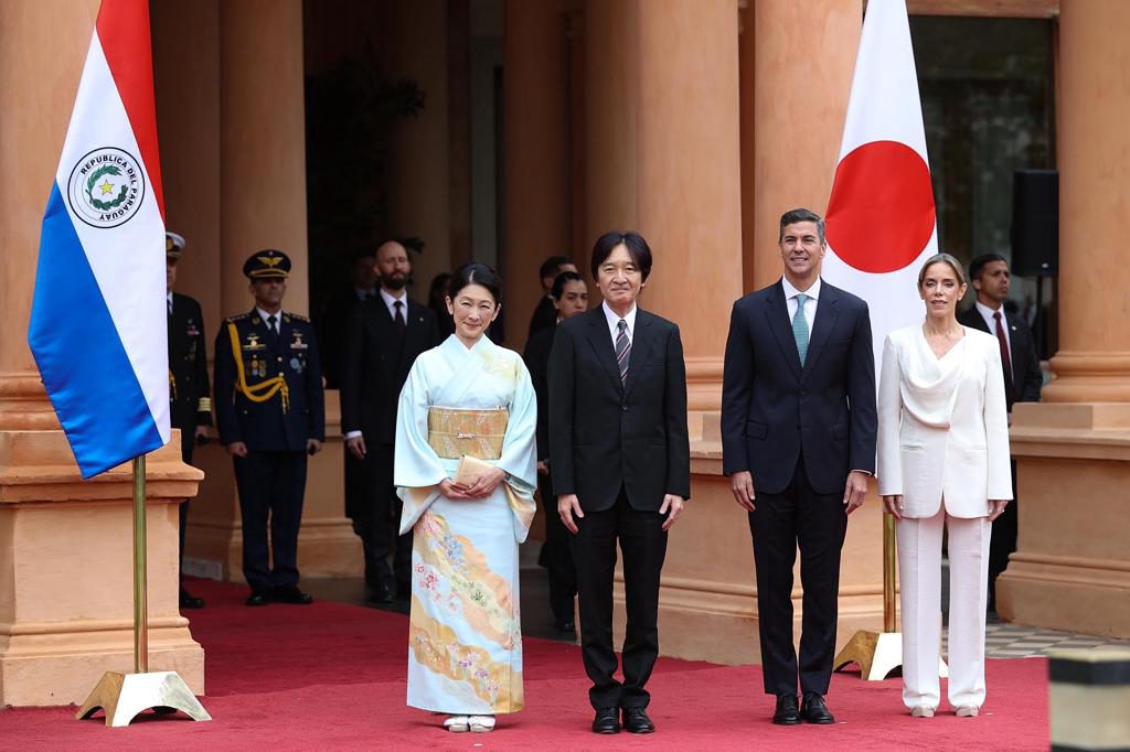 Donaciones y regalos en el segundo día de los príncipes herederos de Japón en Paraguay