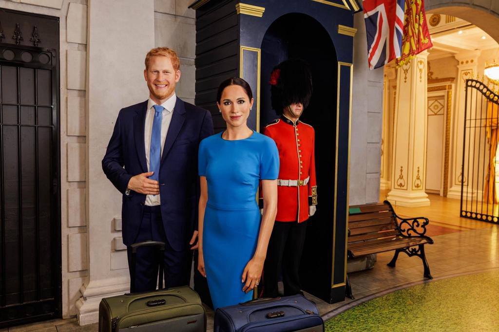 Museo de cera Madame Tussaud «actualiza» las figuras de Enrique y Meghan con unas maletas