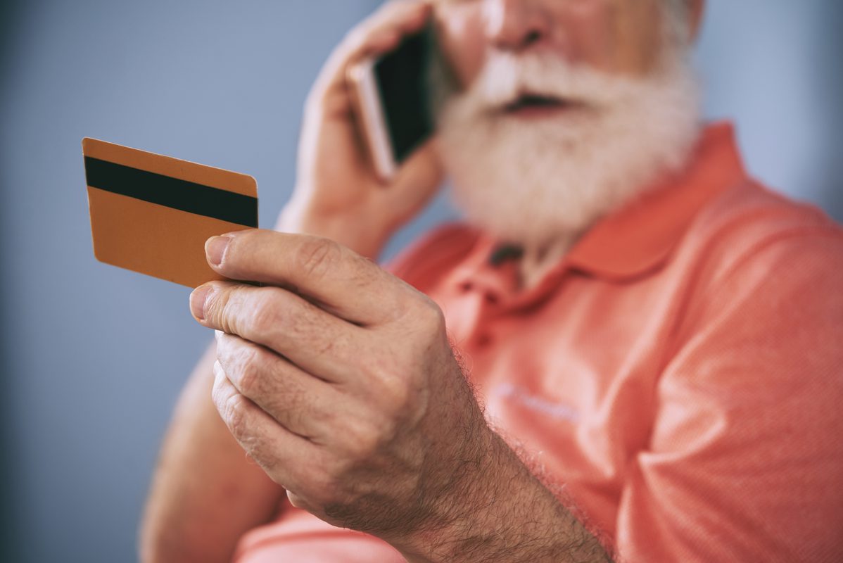 Estafan a dos adultos mayores en Guaynabo tras despojarlos de sus tarjetas bancarias