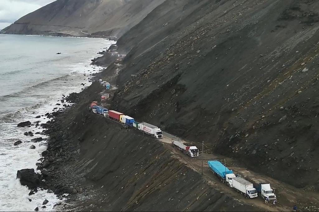 Perú establece puente aéreo y marítimo para trasladar cientos de atrapados por derrumbes