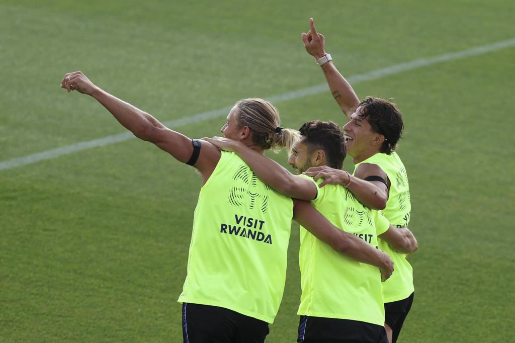 Llorente, Grimaldo, Giuliano y Hjulmand apuntan al once de Simeone ante el Villarreal
