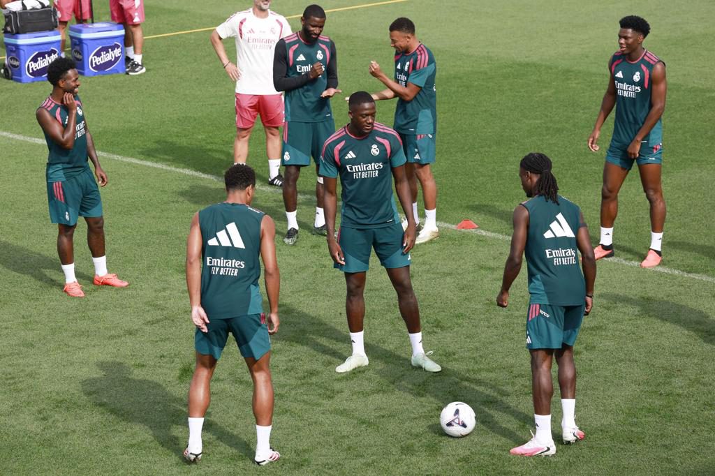 Dumfries, Konaté y Bernardo Silva, titulares en el primer once de Mourinho