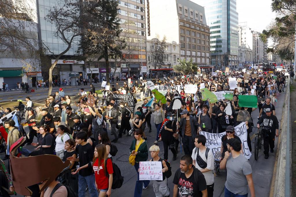 Ambientalistas marchan en Chile contra «retrocesos ambientales» que reclaman a Kast