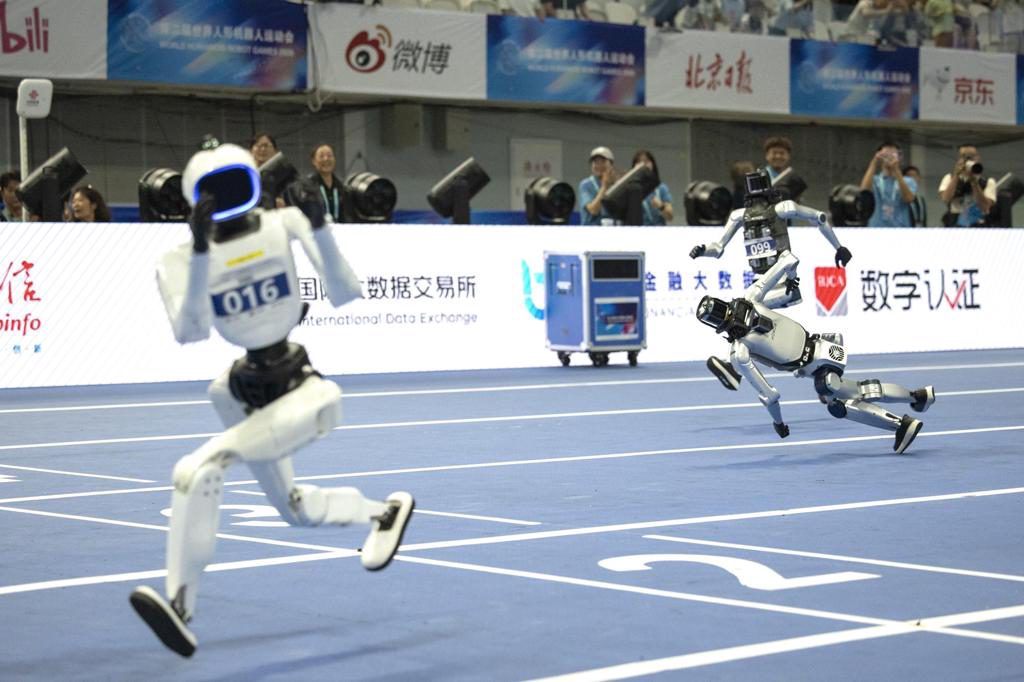 Los robots de los Juegos de Pekín corren más, saltan más… y tienen que aprender a frenar