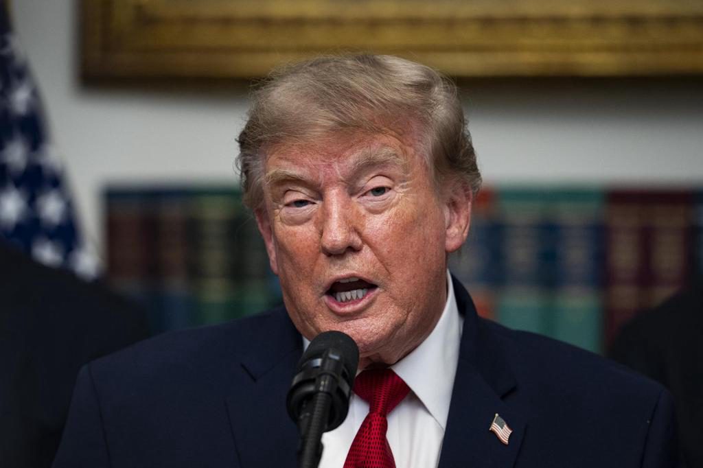 Trump anuncia aranceles del 50 % a autos y acero canadienses a partir de enero de 2027