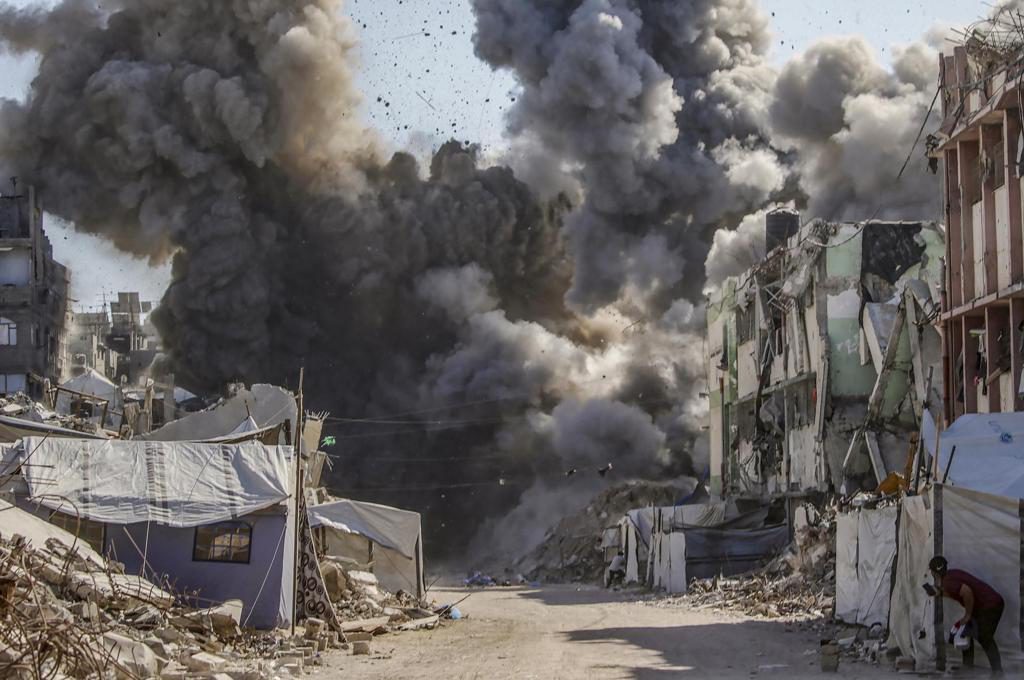 Israel bombardea una planta desalinizadora y dos casas en la Franja y mata a una persona