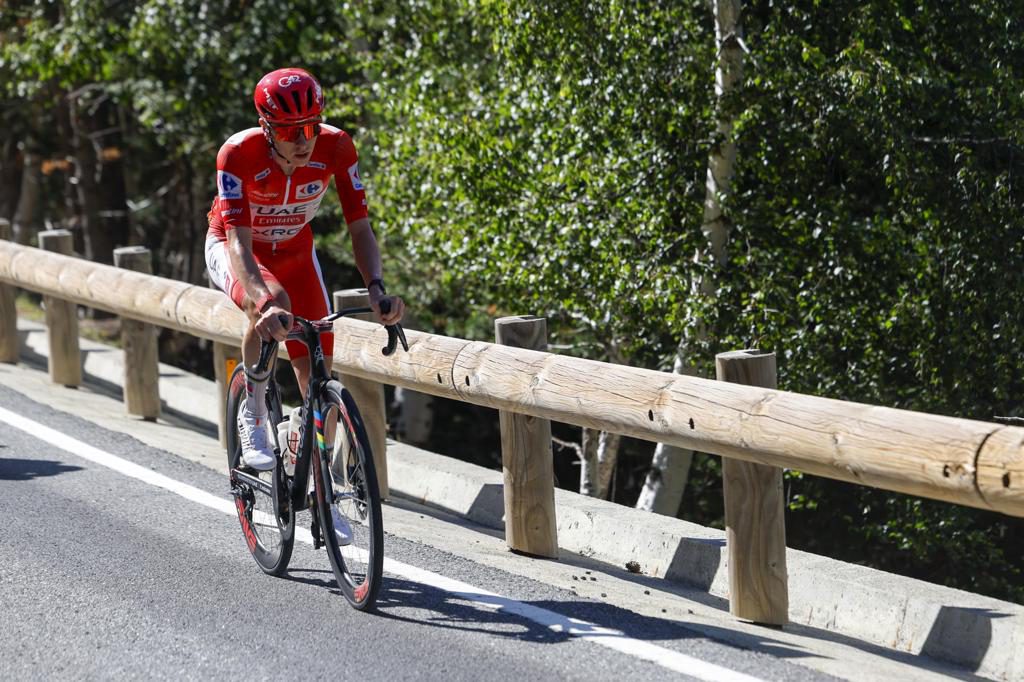 Pogacar refuerza el jersey rojo con una exhibición en Andorra