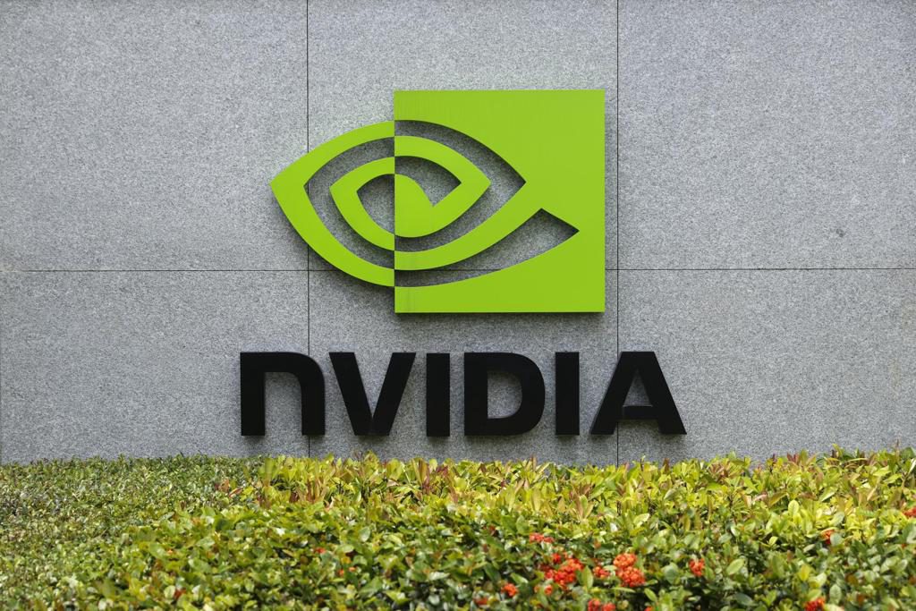 Acciones de Nvidia suben un 6,5 % en la apertura tras superar expectativas en resultados