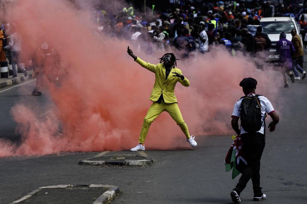 Policía de Kenia dispersa con gases a comerciantes que protestan por el alza de aranceles