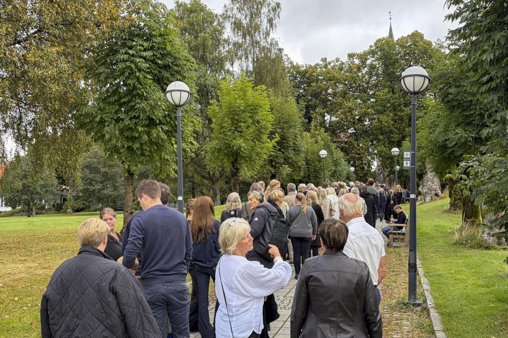 Numerosos ciudadanos acuden a la iglesia de Asker para acompañar a la familia real noruega