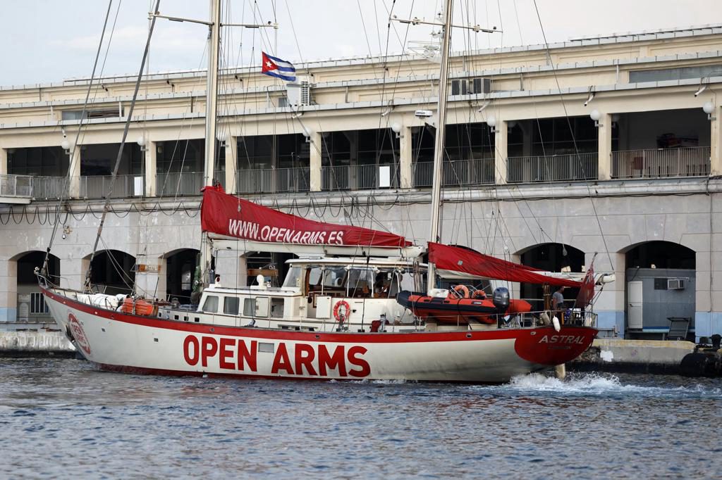 El velero Astral de Open Arms vuelve a La Habana con siete toneladas de ayuda