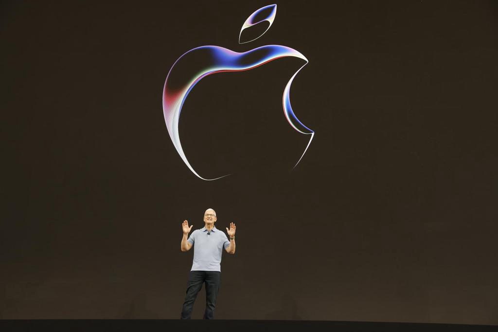 Tim Cook hizo de Apple un potente ecosistema de servicios pero deja pendiente la IA
