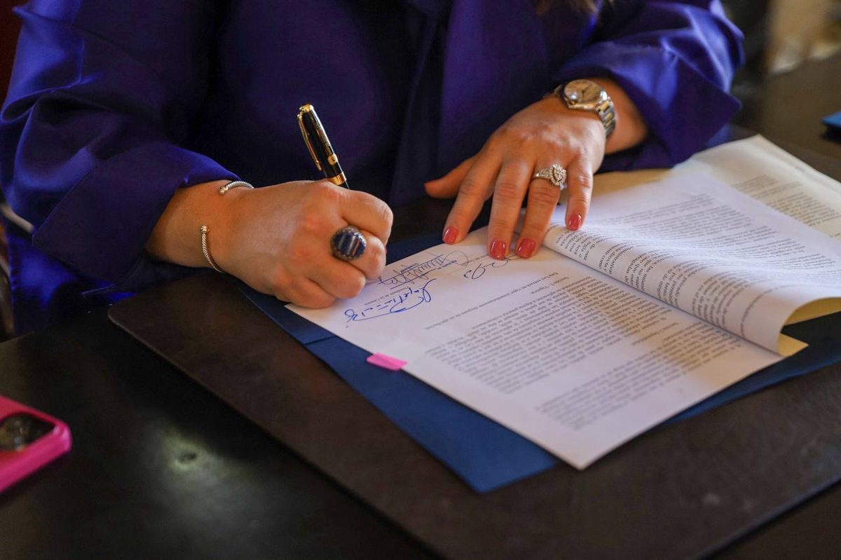 Firman orden ejecutiva para impulsar programas de educación laboral post secundaria