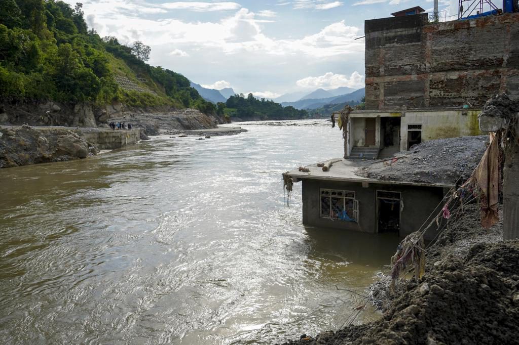 El pueblo de Nepal enterrado hasta los tejados y con sus muertos aún dentro