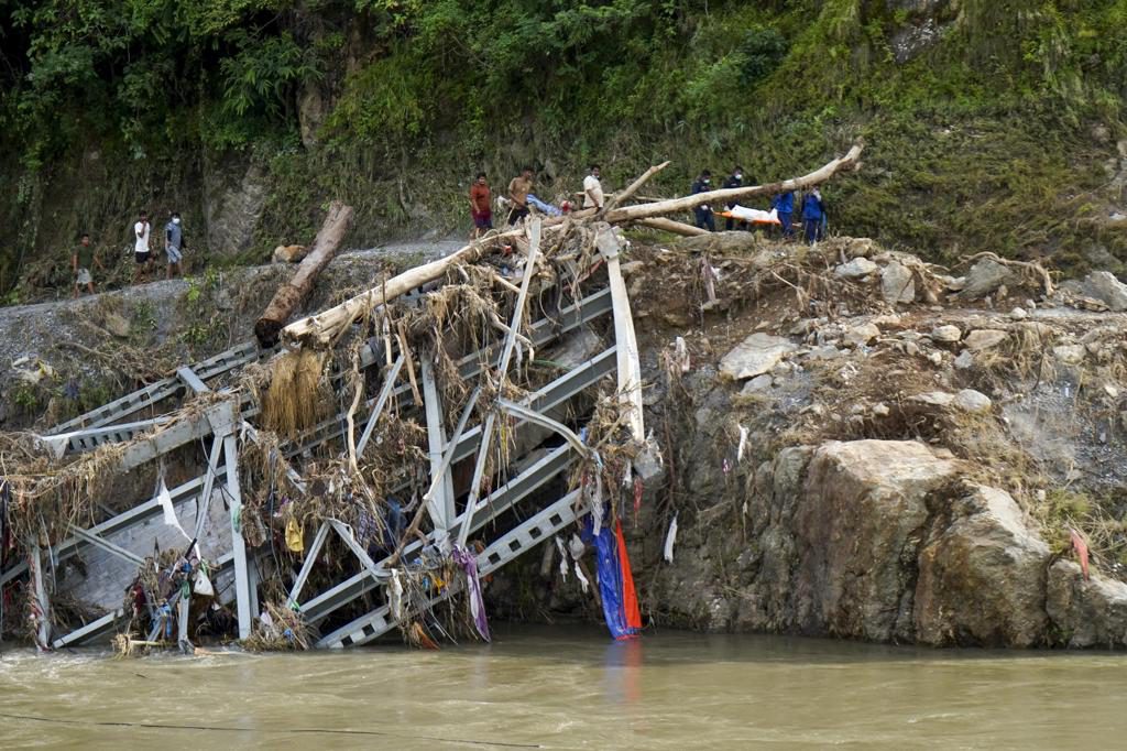 Nepal y China cifran en mil los muertos en la riada mientras buscan miles de desaparecidos