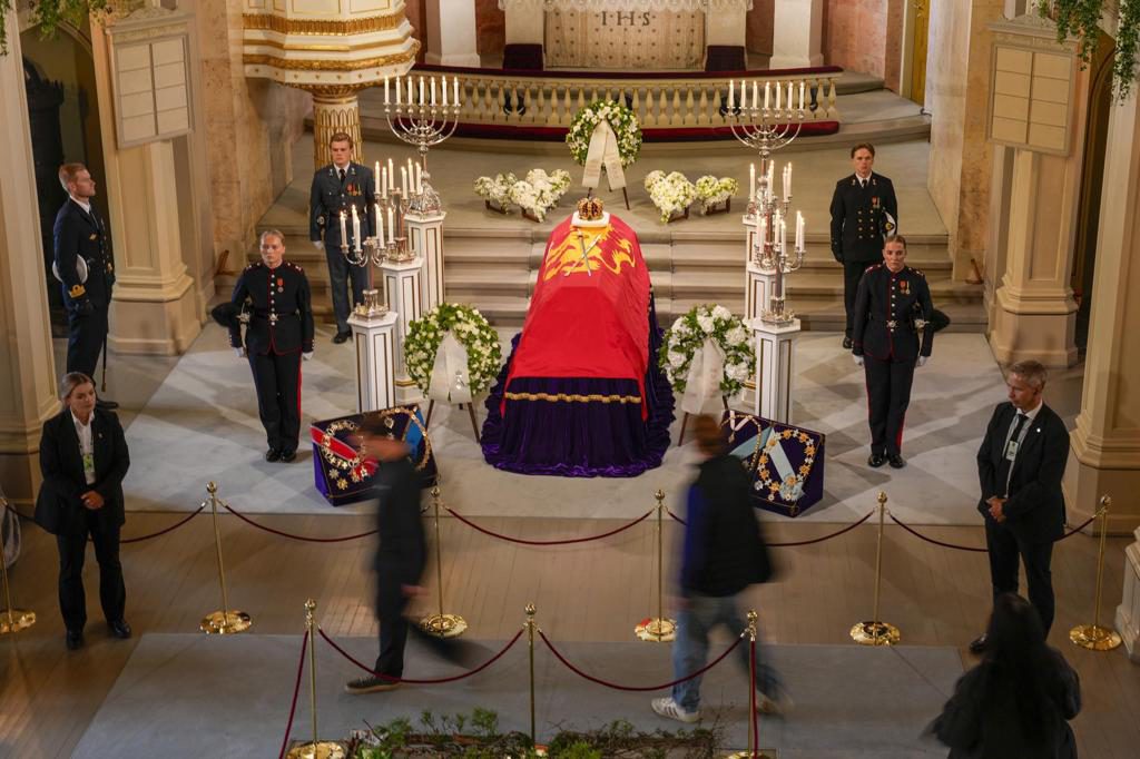 Cientos de noruegos comienzan a desfilar por la capilla ardiente del rey Harald V