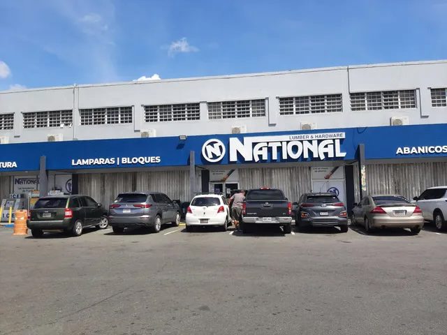Denuncian robo en estacionamiento de ferretería en Bayamón