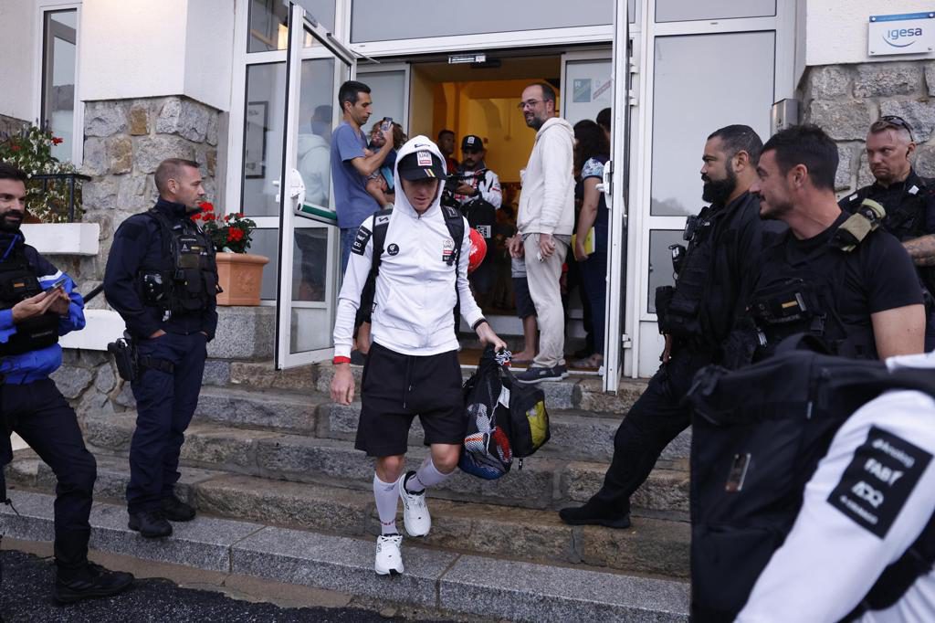 Pogacar recibe el alta médica en Barcelona