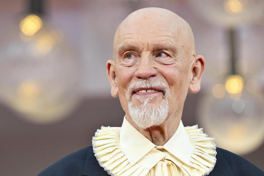 John Malkovich, aclamado en la Mostra por su comedia negra chilena ‘Wild Horse Nine’