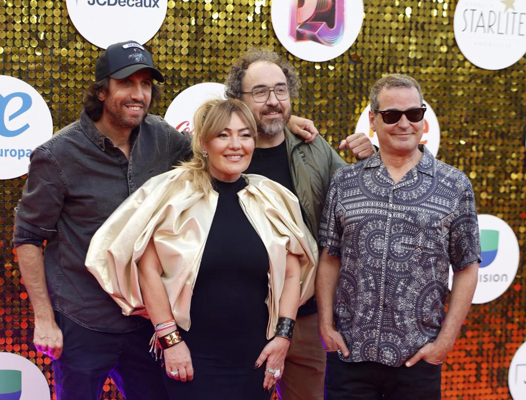 La alfombra roja de Premios Juventud, rutilante pasarela de color con mucho sabor latino