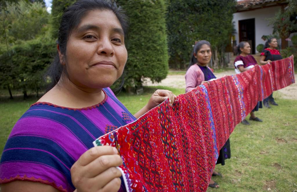 Artesanas tsotsiles mexicanas crean catálogo para defender tejidos de las  grandes marcas