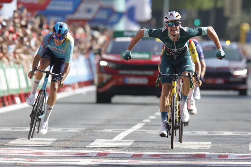 Segundo sombrerazo de Van Aert en Córdoba; Enric Mas sigue de rojo