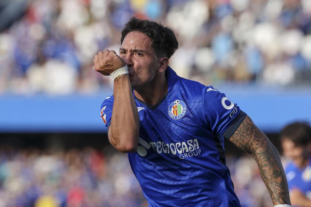 Satriano responde a la mirada de Forlán