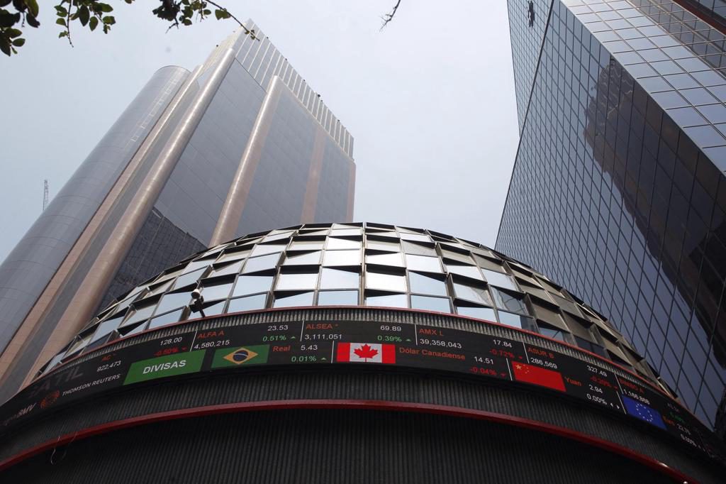 La Bolsa mexicana pierde 0,21%, liga dos sesiones a la baja y cierra en 64.727,54 unidades