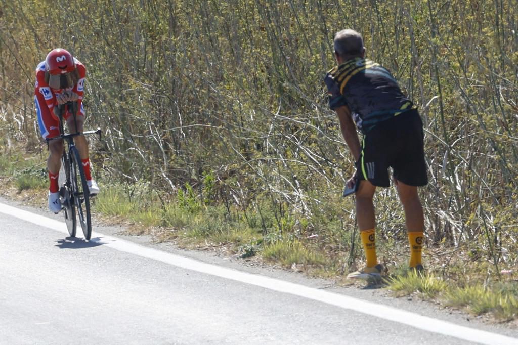 Kung se lleva la crono de Jerez y Enric Mas resiste de rojo a Roglic