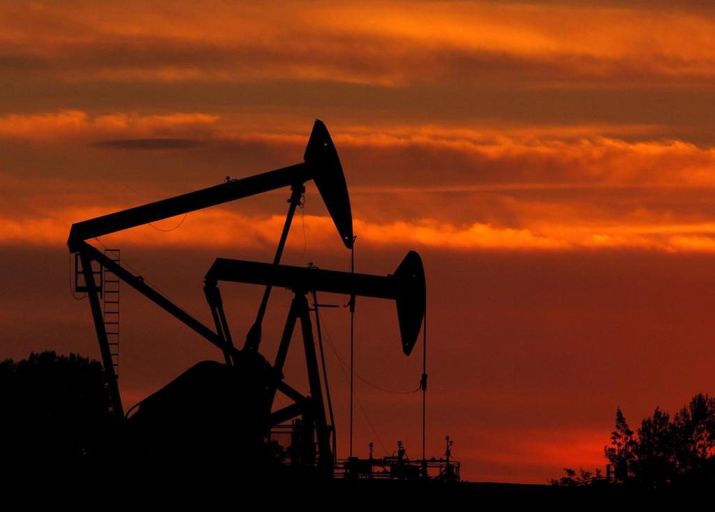 El barril de brent rompe cinco sesiones al alza y cae un 2,81 %, hasta los 104,61 dólares